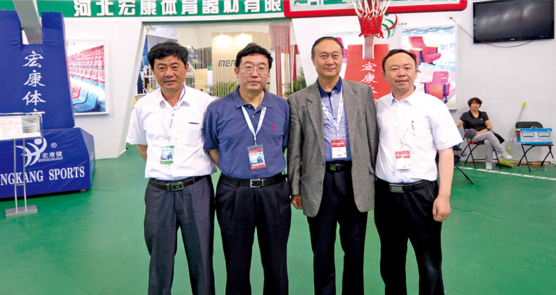Li Ronghai, general manager of the company, took pictures with the leaders of Shanxi Sports Bureau during the Sports Expo
